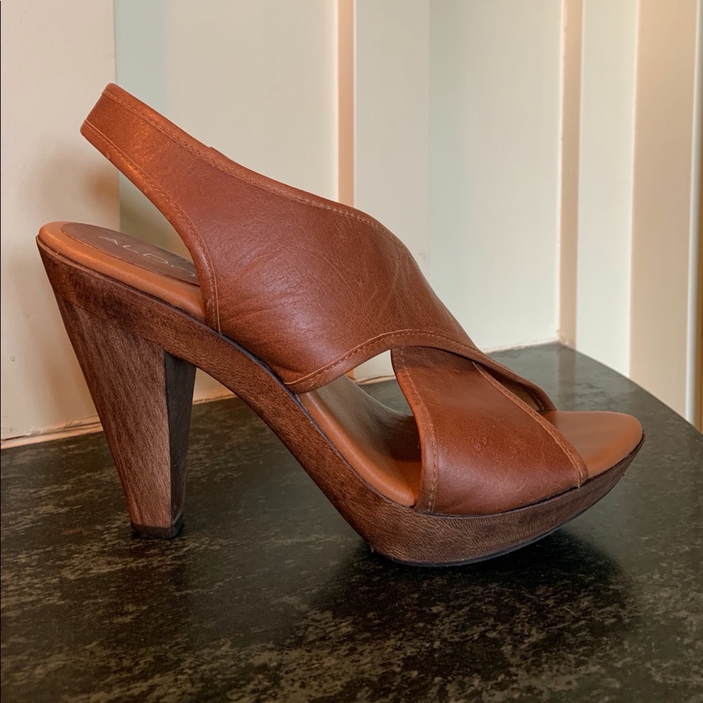 Aldo Heels, brown leather and wood.